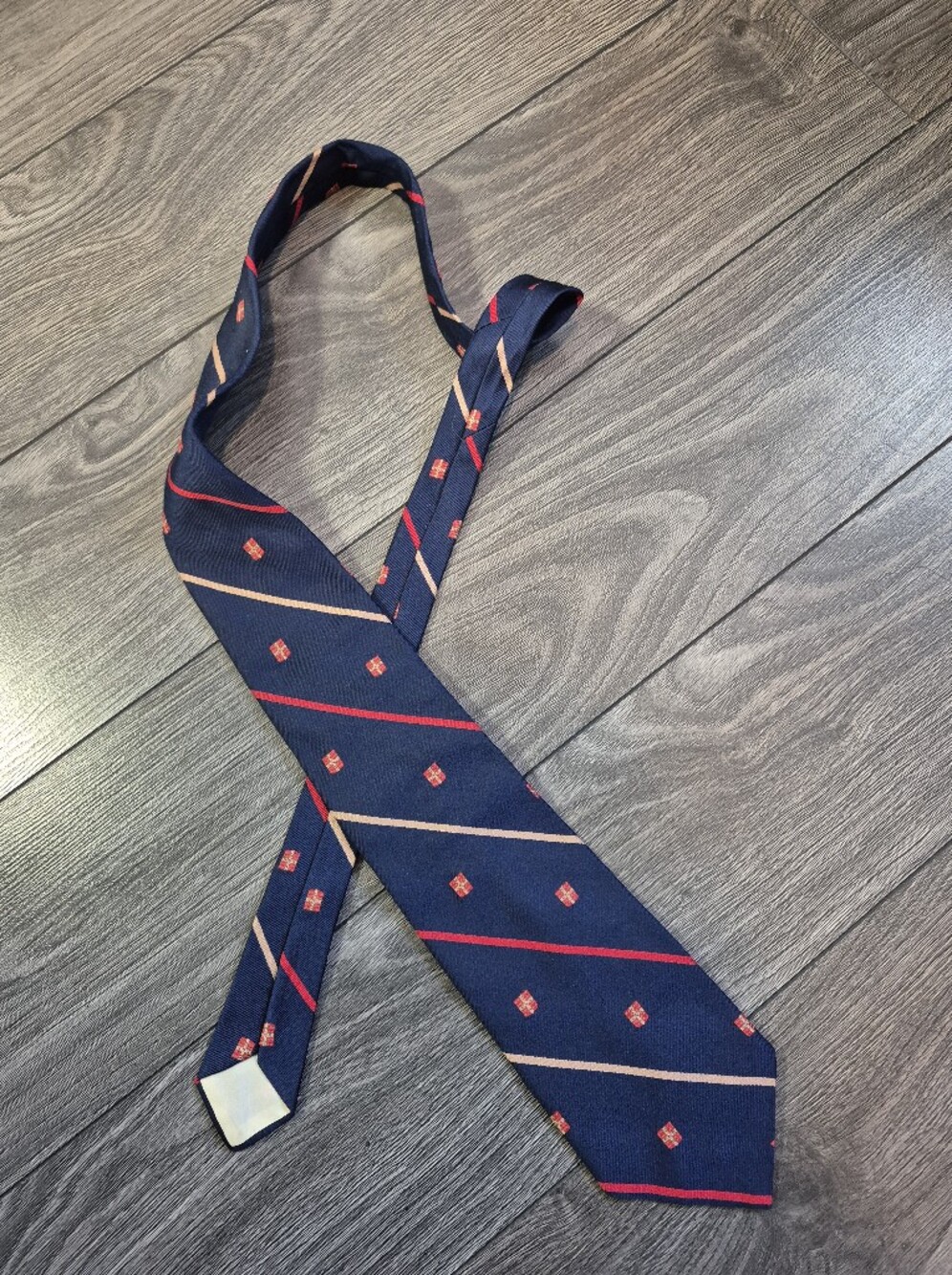 Vintage Wm. Chelsea Ltd NY Men's Club Tie Navy Blue Red Striped Crest Ivy League